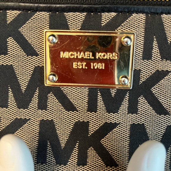 Authentic Michael Kors small purse or wristlet - Picture 4 of 4